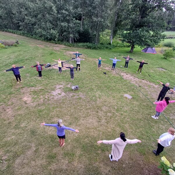 Enerģētisko vingrošanu vada Liepu kursa absolvente Ineta Šenvalde