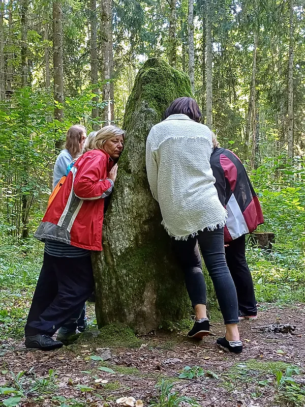 Klausāmies caur akmeni nākošās balsis