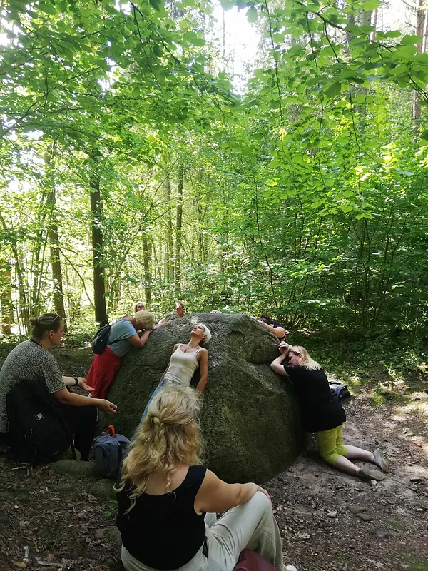 Kādam šo dziedinošo spēku vajag sajust fiziski taustāmā kontaktā, kāds ar to sadarbojas no attāluma