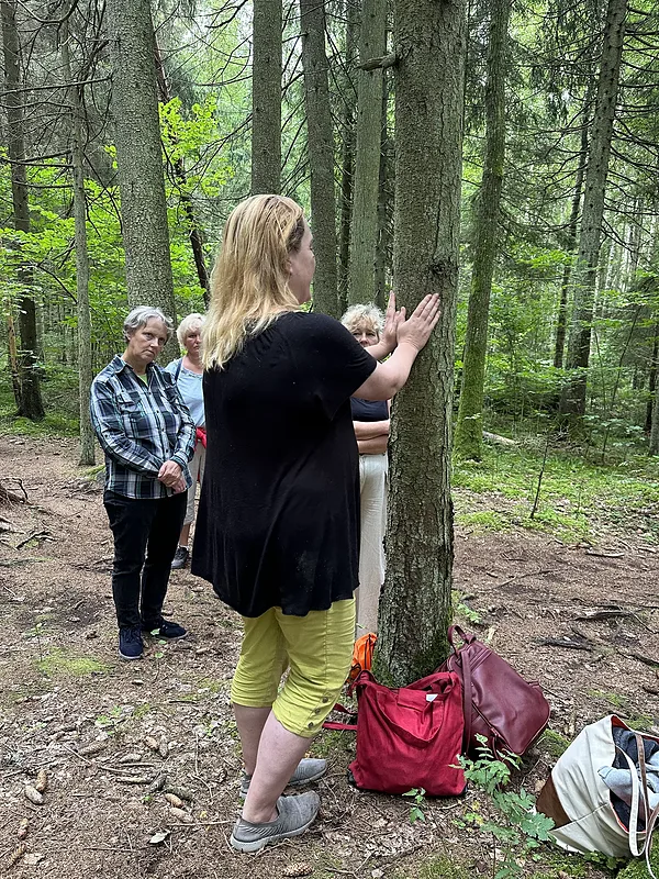 Dziedniece Marija Sils stāsta, kā sarunāties ar kokiem