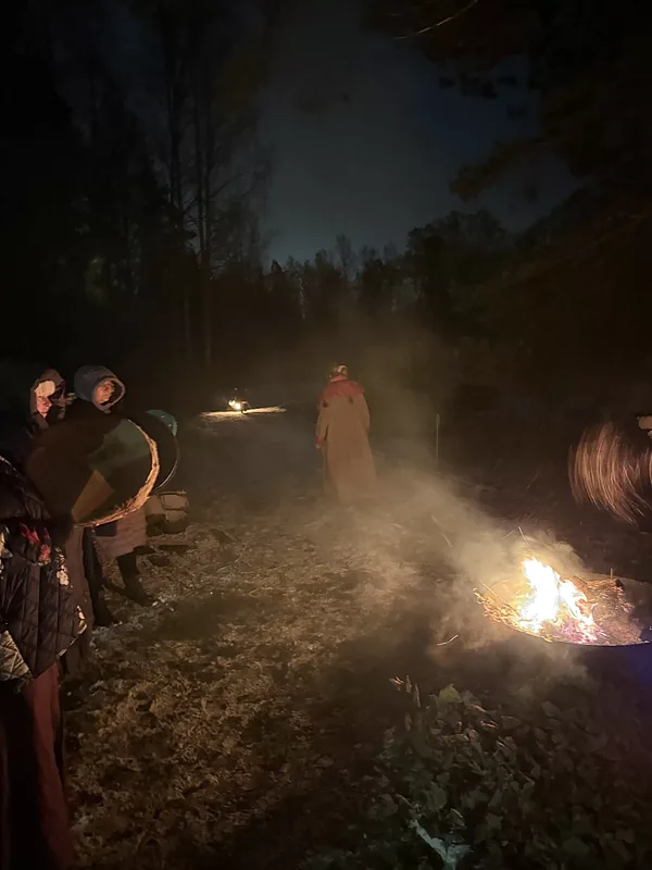 Kad ziedots Garu pasaulei, lūdzot atbalstu Pārejas procesos, katrs dalībnieks dodas Nāves laukā, Tumsā un Klusumā, lai atgriestos jaunai dzīvei