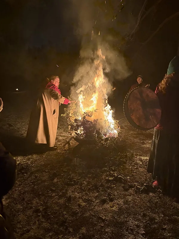 Uguns gars sagaida atnācējus