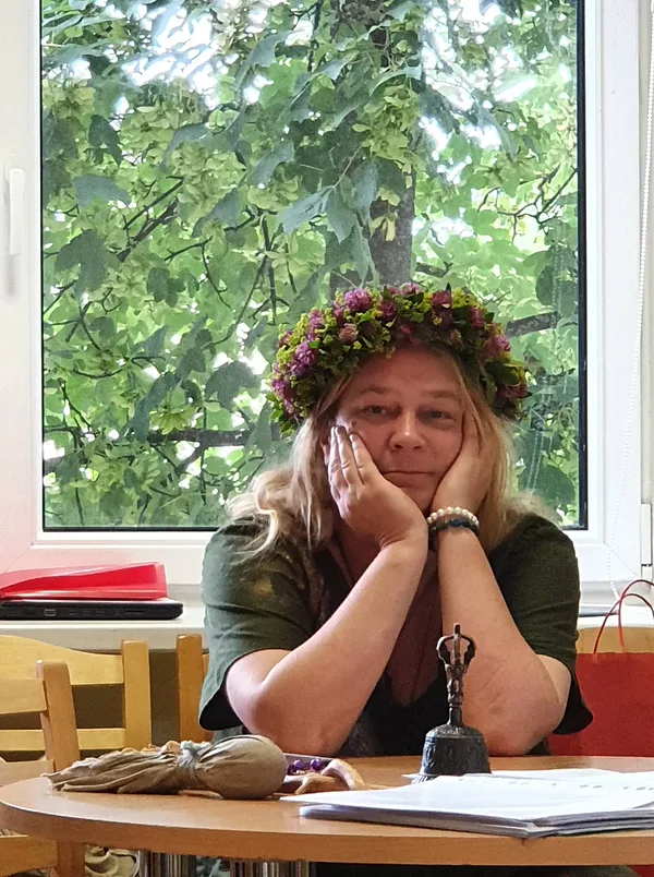 Marija vēro kursa dalībnieku priekšnesumus
