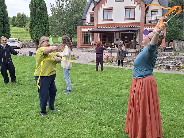 Krāsainie "snīpji" palīdz vienlīdz aktīvi nodarbināt gan vienu, gan otru aci