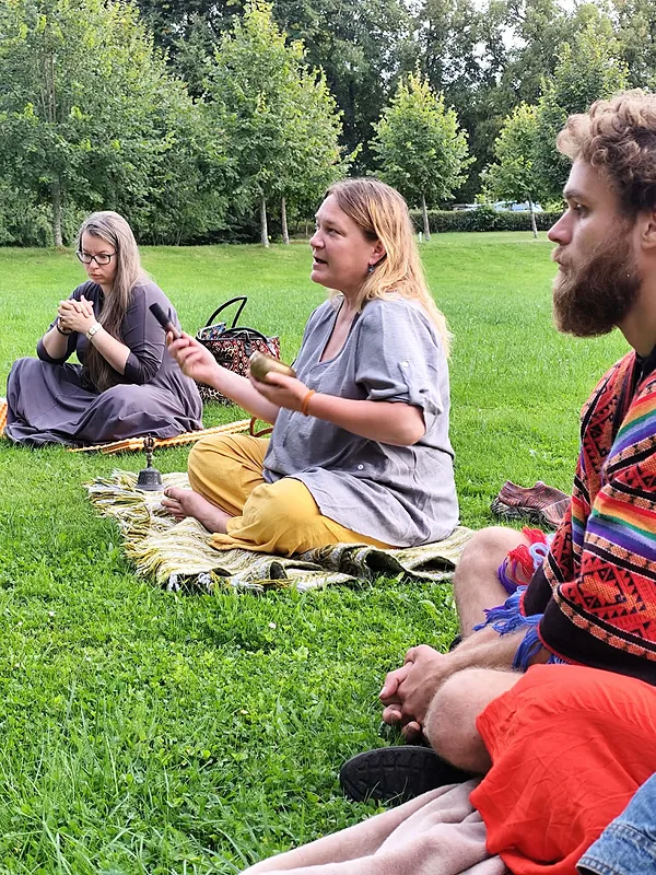 Marija Sils atklāj nometni